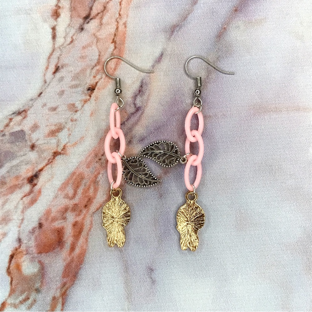 Kawaii Peach Cat Pink Plastic Chain Earrings Handmade - Picture 4 of 4